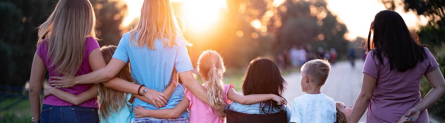 Niños disfrutando juntos del atardecer