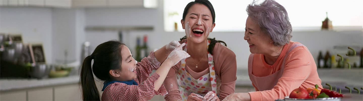 Una abuela, una madre y una nieta se divierten horneando en la cocina